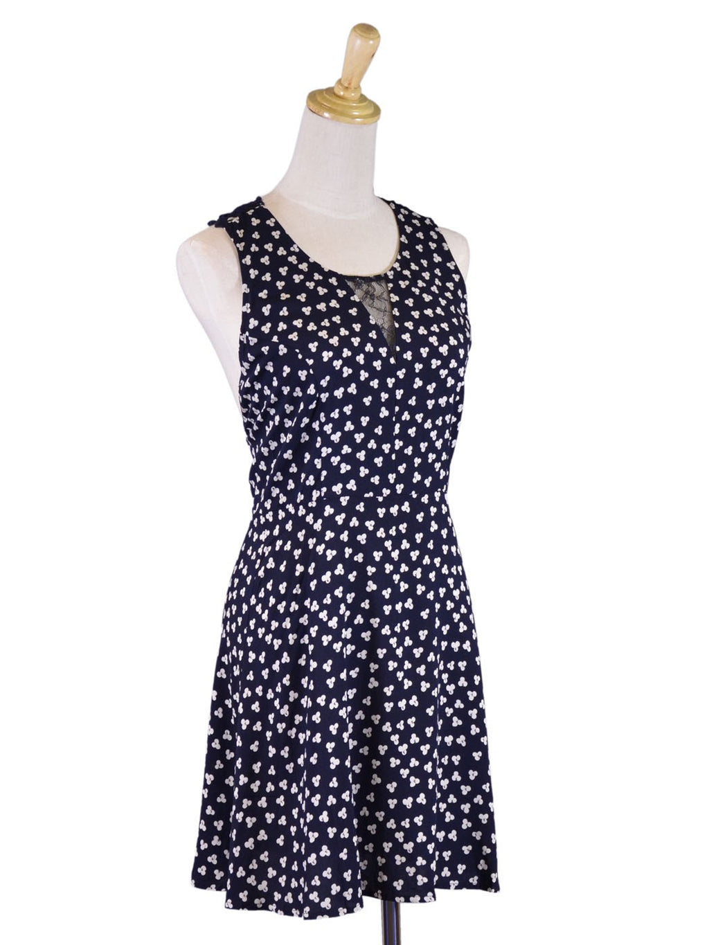 Vestido azul marino con detalle en la espalda de crochet, entallado y acampanado, estampado floral elegante y elegante En Creme