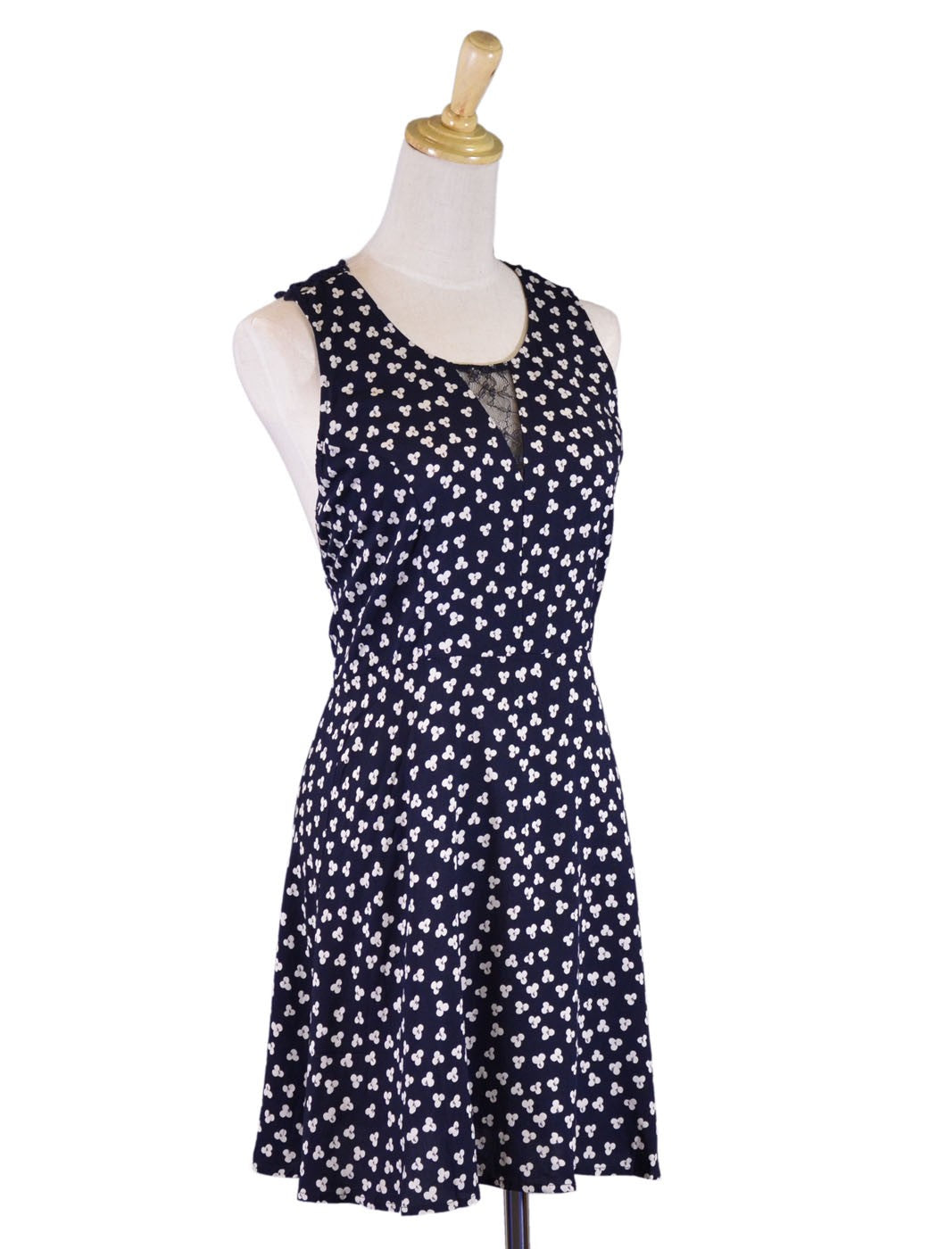 Vestido azul marino con detalle en la espalda de crochet, entallado y acampanado, estampado floral elegante y elegante En Creme