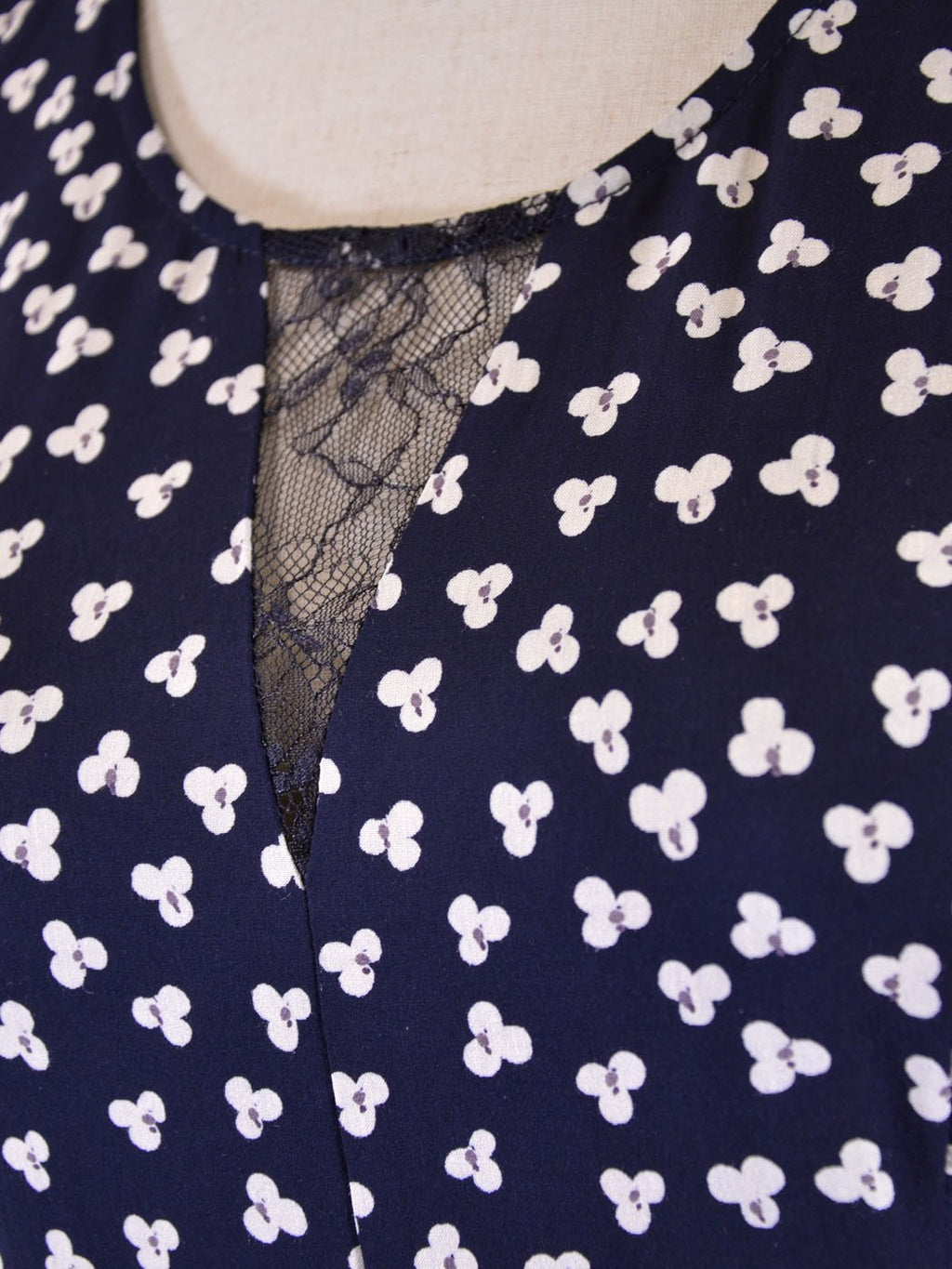 Vestido azul marino con detalle en la espalda de crochet, entallado y acampanado, estampado floral elegante y elegante En Creme
