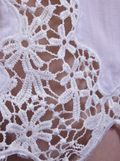 Mini shorts femeninos de playa con cintura elástica y lazo en la cintura con detalle de encaje