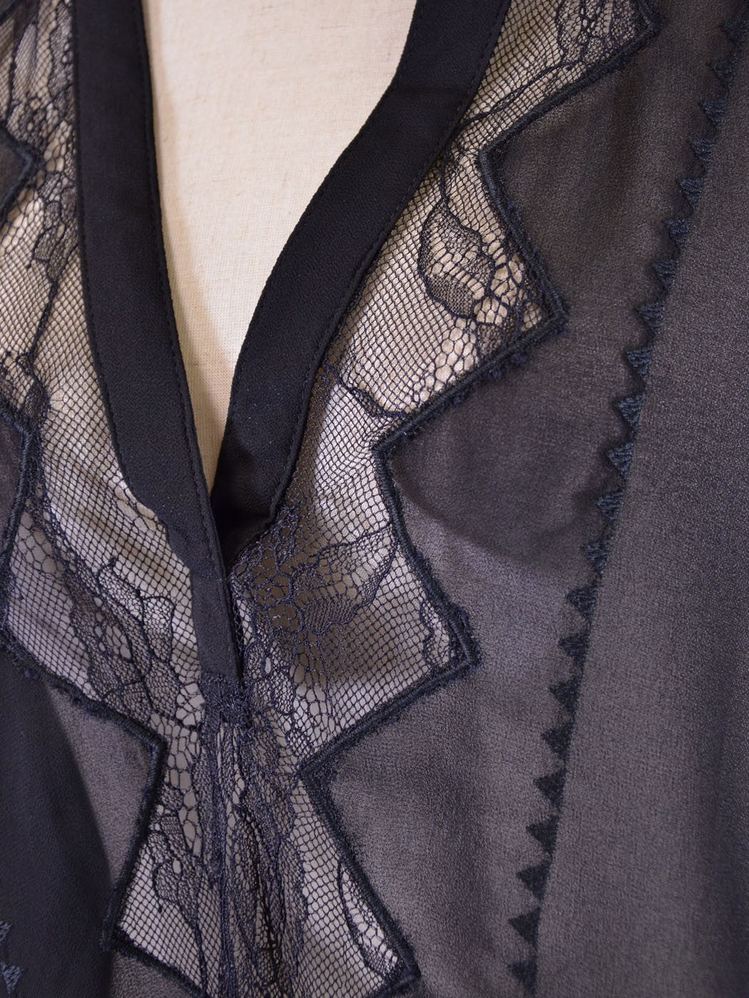 Blusa de gasa tejida de manga larga con detalles de bordado de encaje seductor y transparente