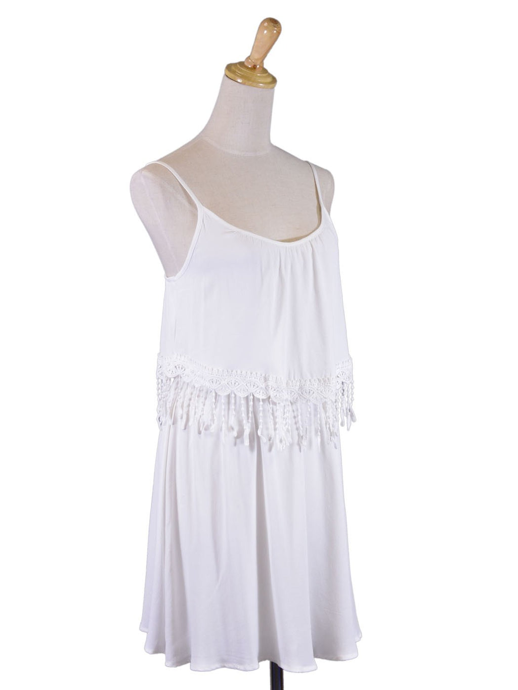 Vestido de novia tejido con ribete de flecos y estilo Cluny inspirado en los años 50