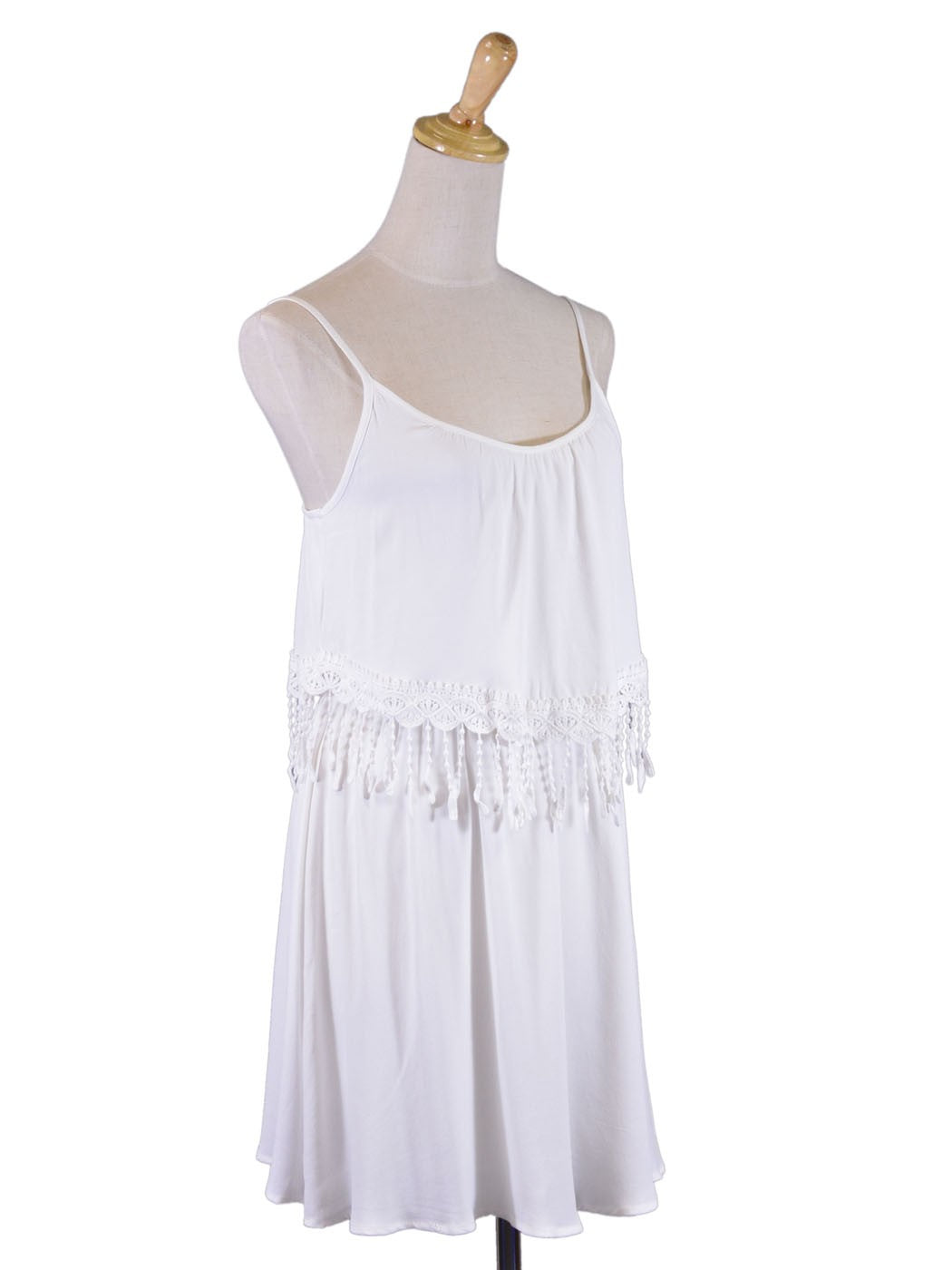 Vestido de novia tejido con ribete de flecos y estilo Cluny inspirado en los años 50