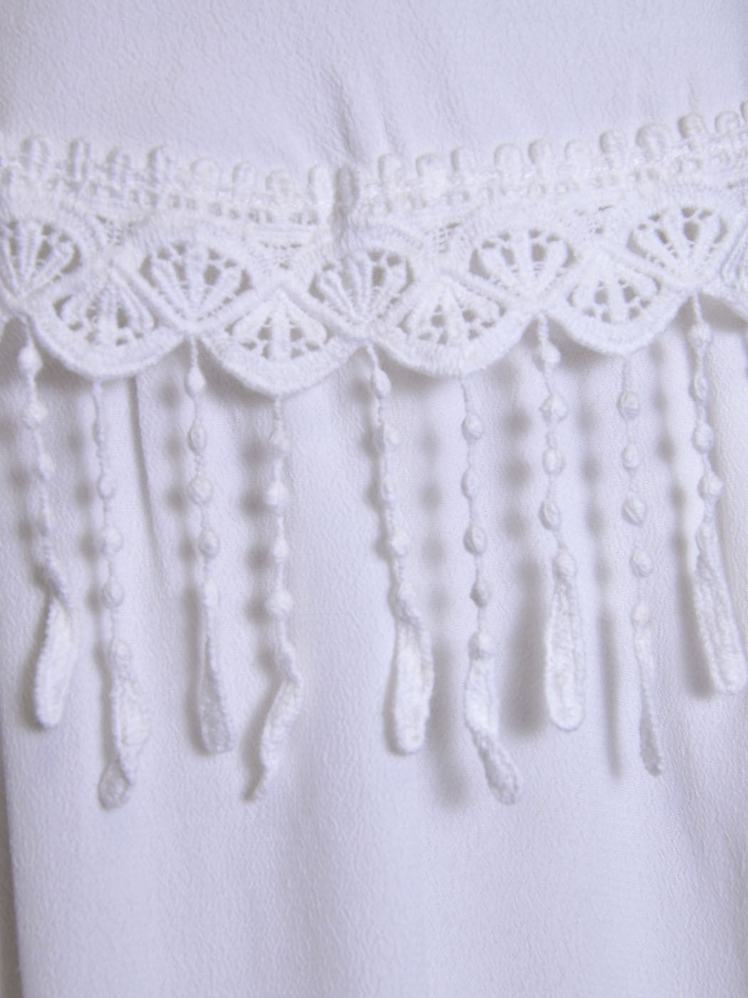 Vestido de novia tejido con ribete de flecos y estilo Cluny inspirado en los años 50