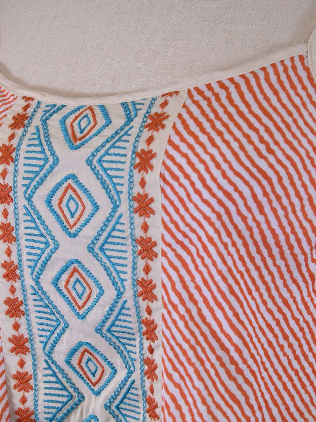 Blusa tejida con detalle de encaje y malla floral bordada a rayas linda con tomate volador
