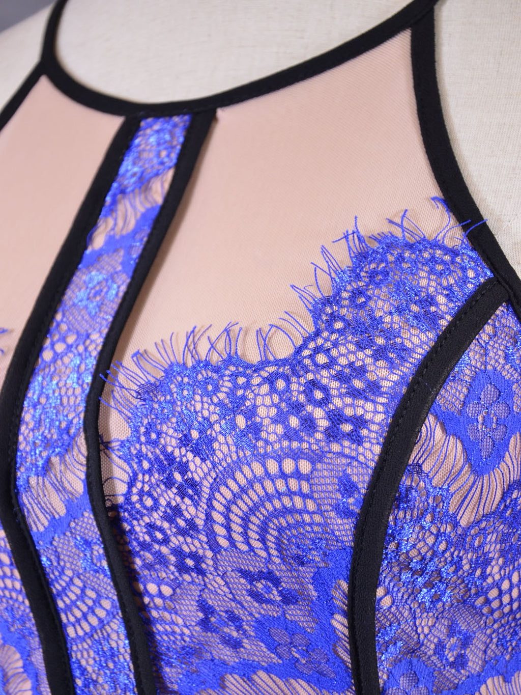 Lujoso y lujoso vestido de cóctel ajustado de noche con encaje delicado en azul real