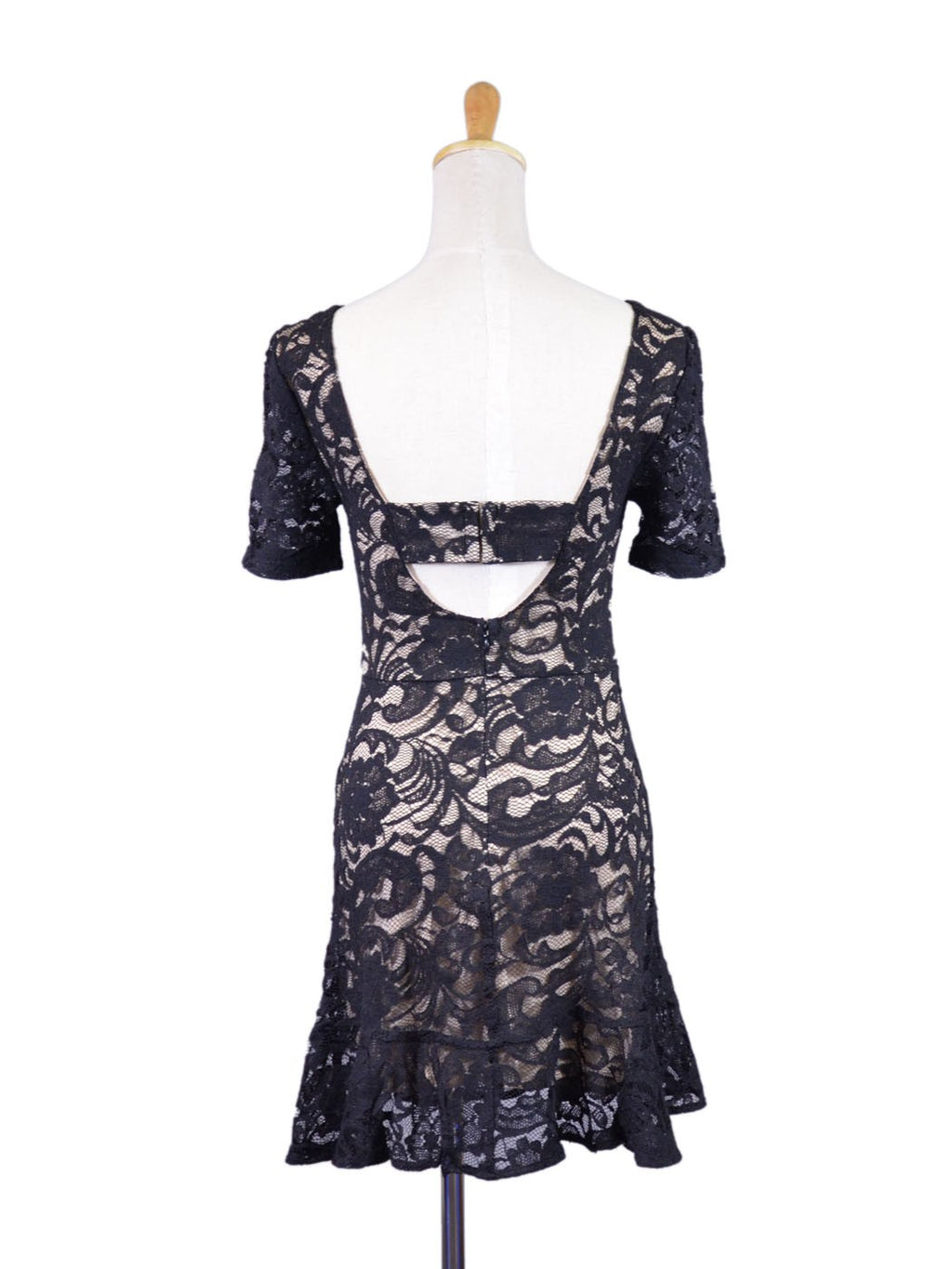 Vestido ajustado acampanado con mangas cortas y dobladillo con volantes y diseño de encaje floral para cóctel de Lush Night