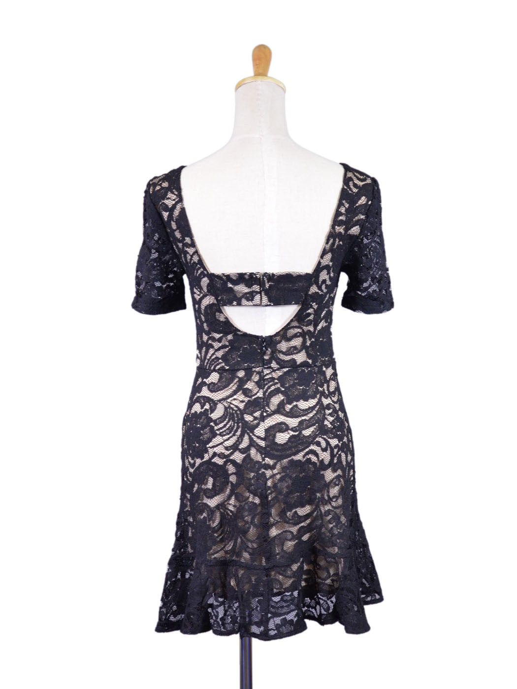 Vestido ajustado acampanado con mangas cortas y dobladillo con volantes y diseño de encaje floral para cóctel de Lush Night