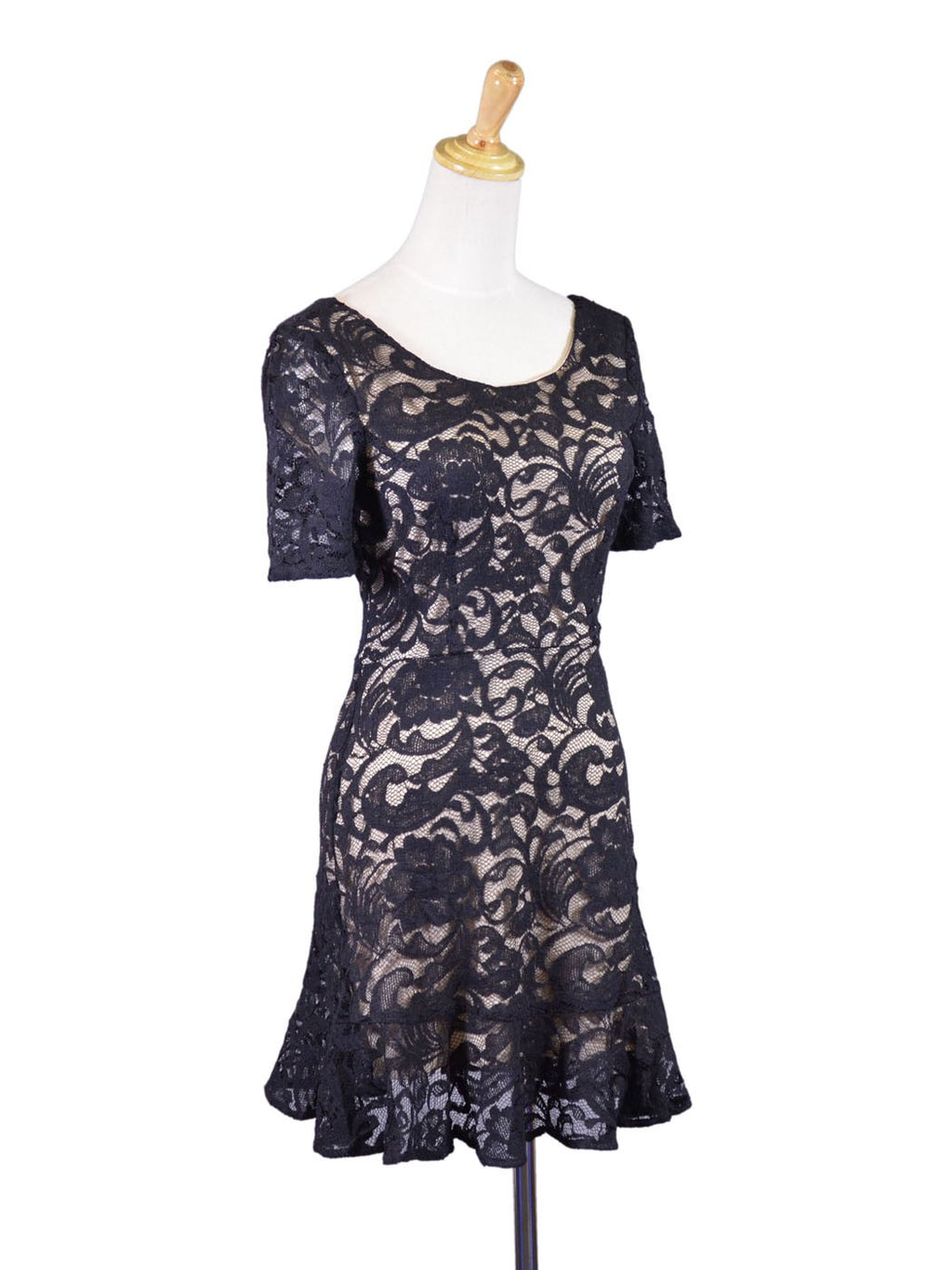 Vestido ajustado acampanado con mangas cortas y dobladillo con volantes y diseño de encaje floral para cóctel de Lush Night