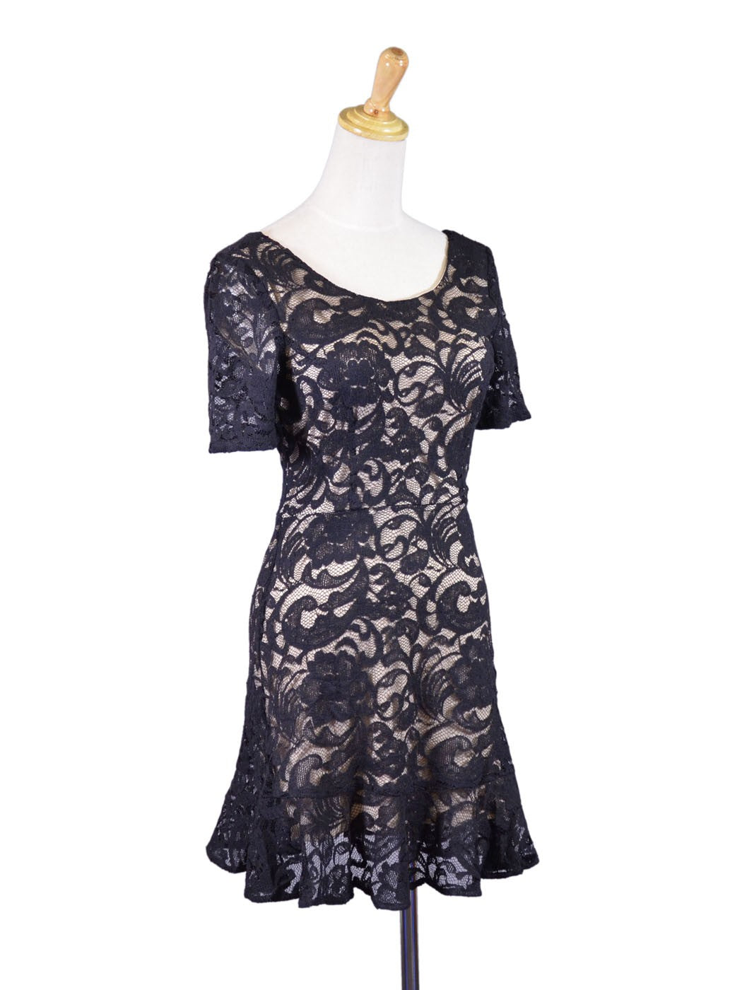 Vestido ajustado acampanado con mangas cortas y dobladillo con volantes y diseño de encaje floral para cóctel de Lush Night