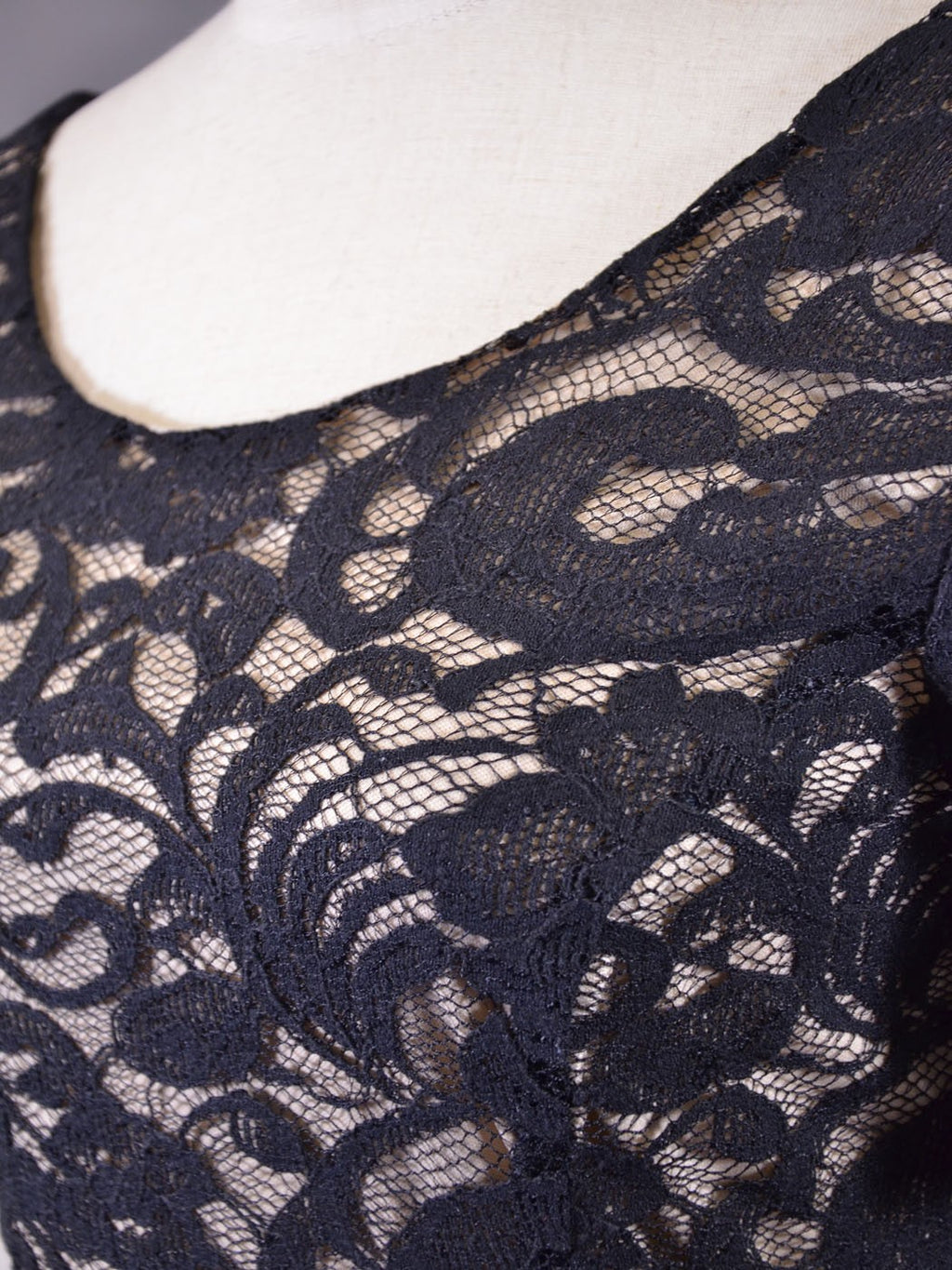 Vestido ajustado acampanado con mangas cortas y dobladillo con volantes y diseño de encaje floral para cóctel de Lush Night