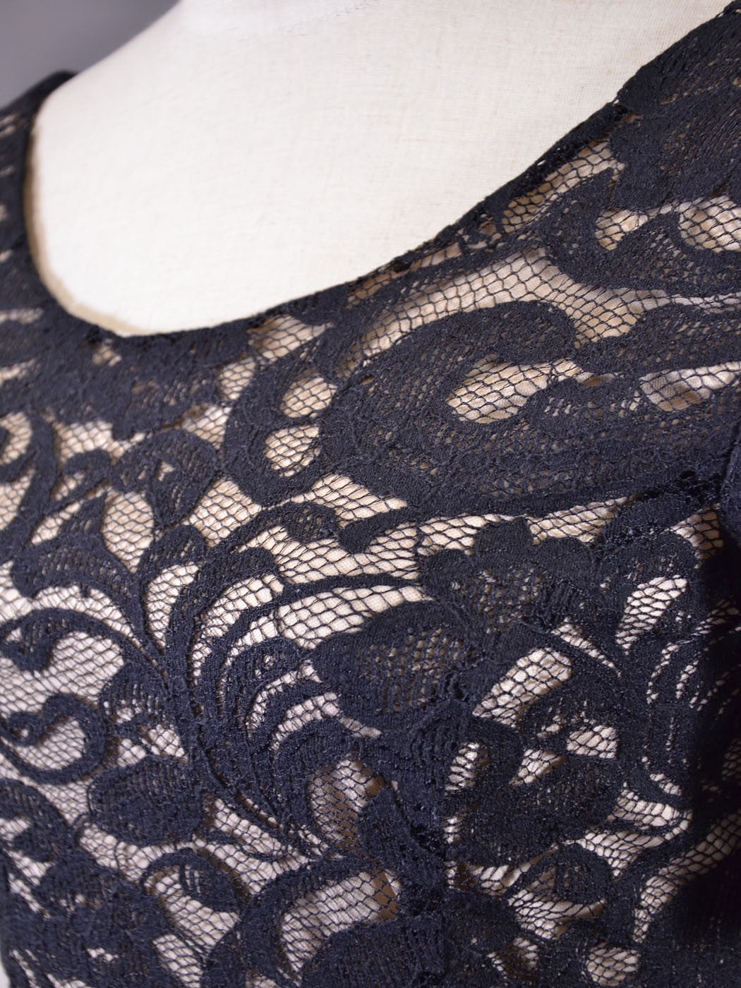 Vestido ajustado acampanado con mangas cortas y dobladillo con volantes y diseño de encaje floral para cóctel de Lush Night