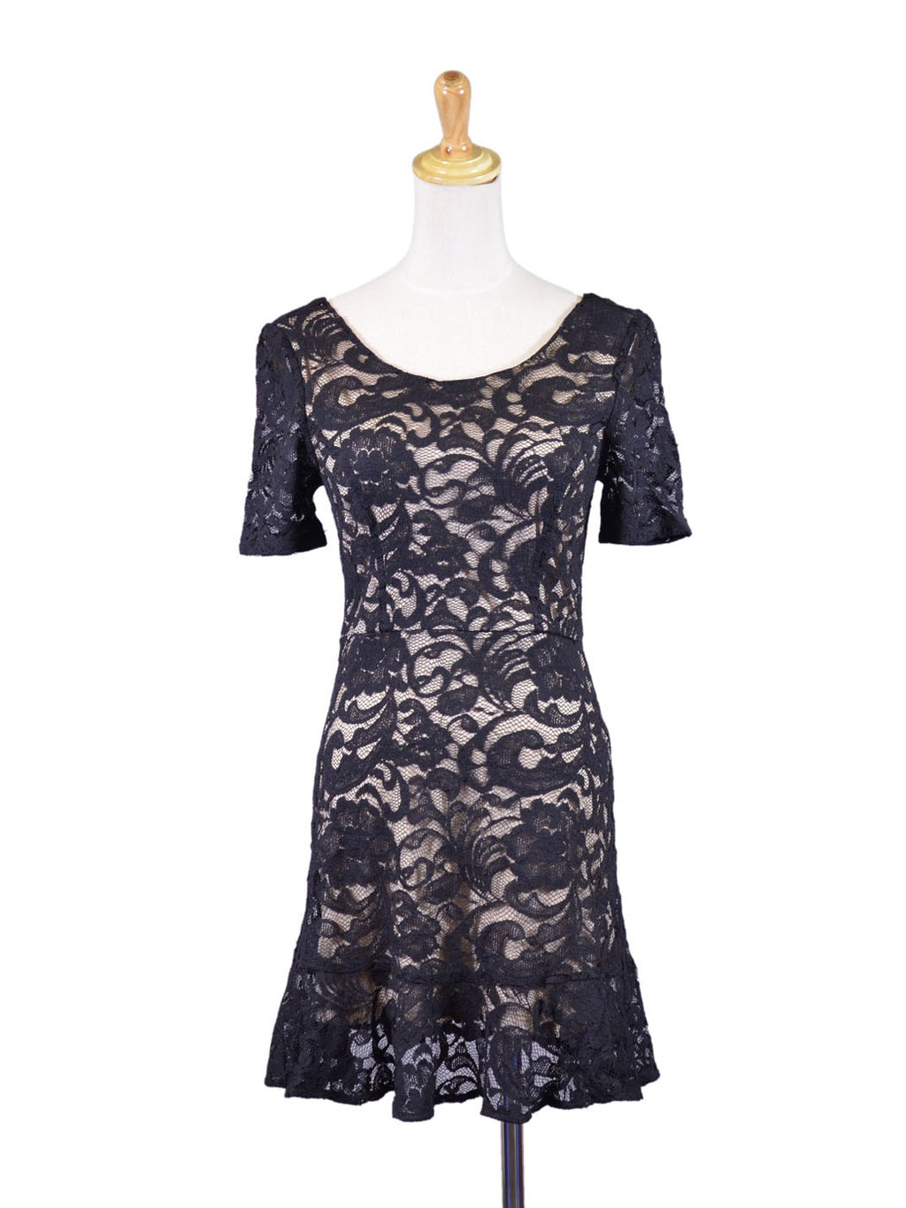 Vestido ajustado acampanado con mangas cortas y dobladillo con volantes y diseño de encaje floral para cóctel de Lush Night