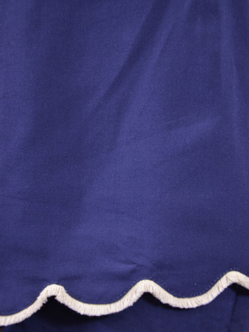 Mini shorts con dobladillo festoneado, flecos y volantes de capas dobles en azul marino Lush Fun