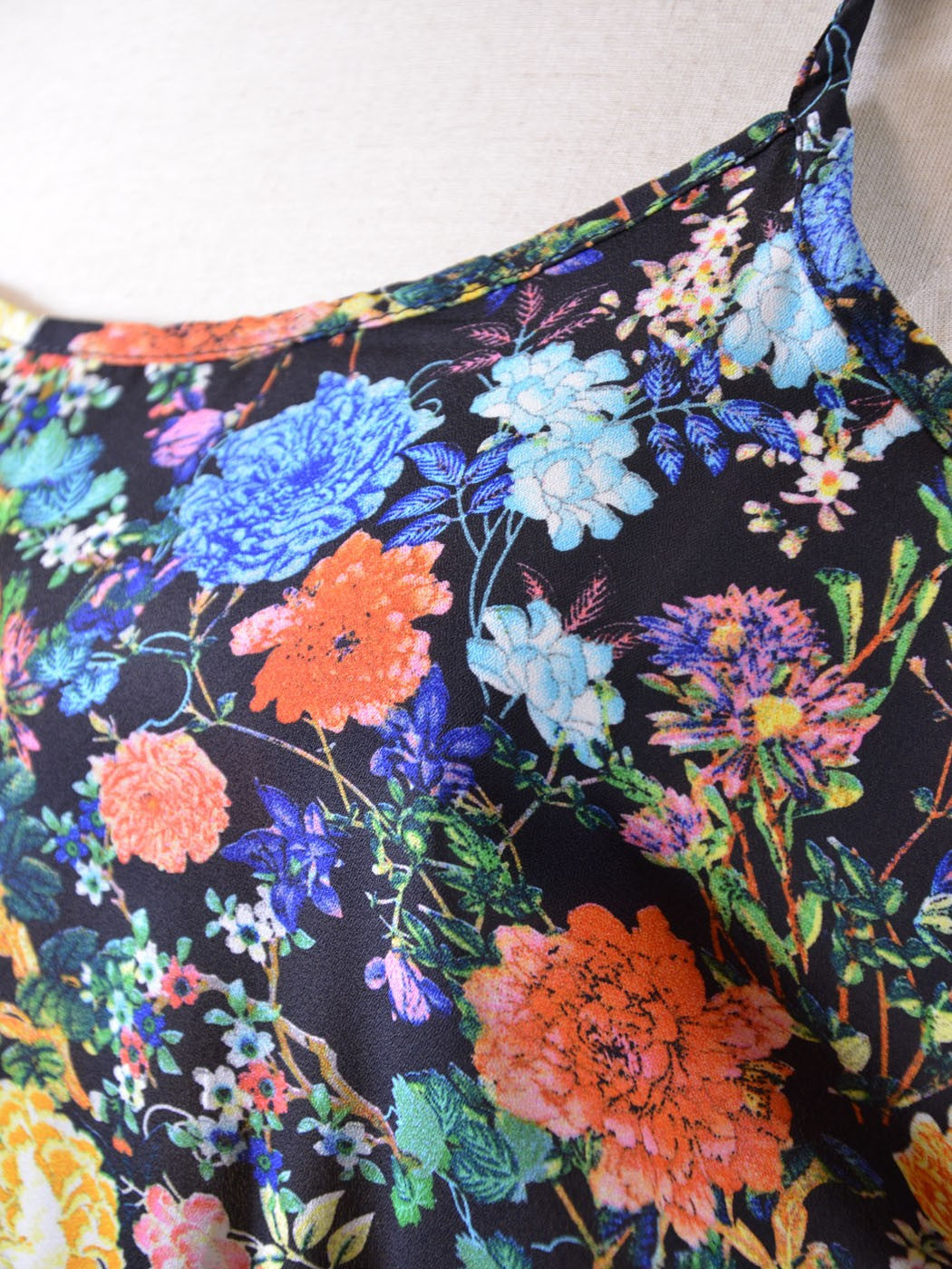 Mono de gasa transparente con dobladillo con ribete de lunares y estampado floral vibrante de San Souci