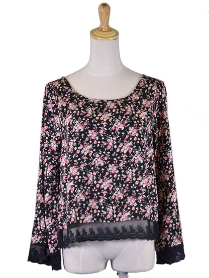 Blusa de escote redondo tejida con mangas acampanadas, dobladillo de encaje de malla y estampado floral En Creme Sophia