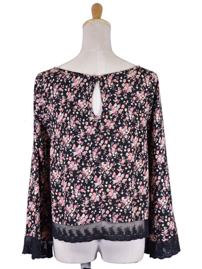 Blusa de escote redondo tejida con mangas acampanadas, dobladillo de encaje de malla y estampado floral En Creme Sophia