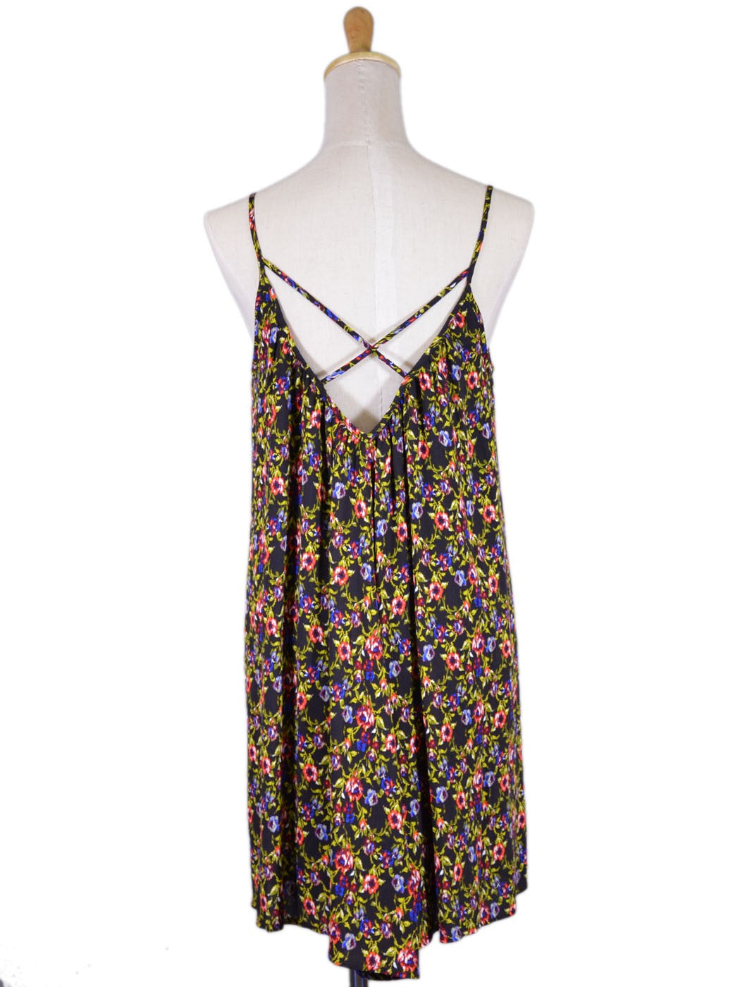 Vestido camisero con escote en V y espalda cruzada con estampado floral encantado de exuberantes flores estilo babydoll