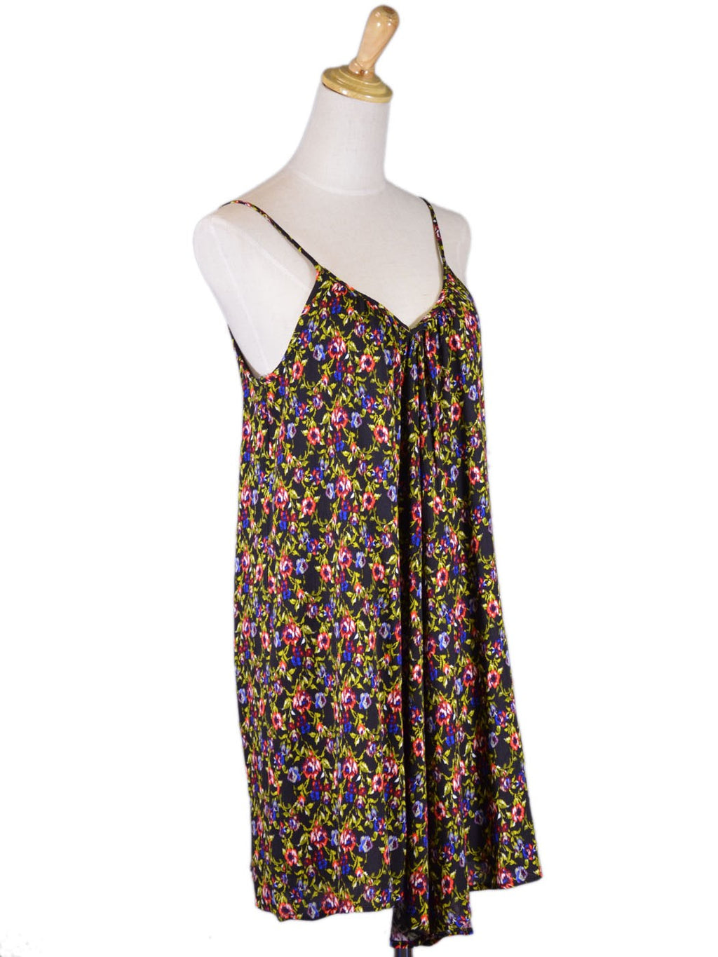 Vestido camisero con escote en V y espalda cruzada con estampado floral encantado de exuberantes flores estilo babydoll