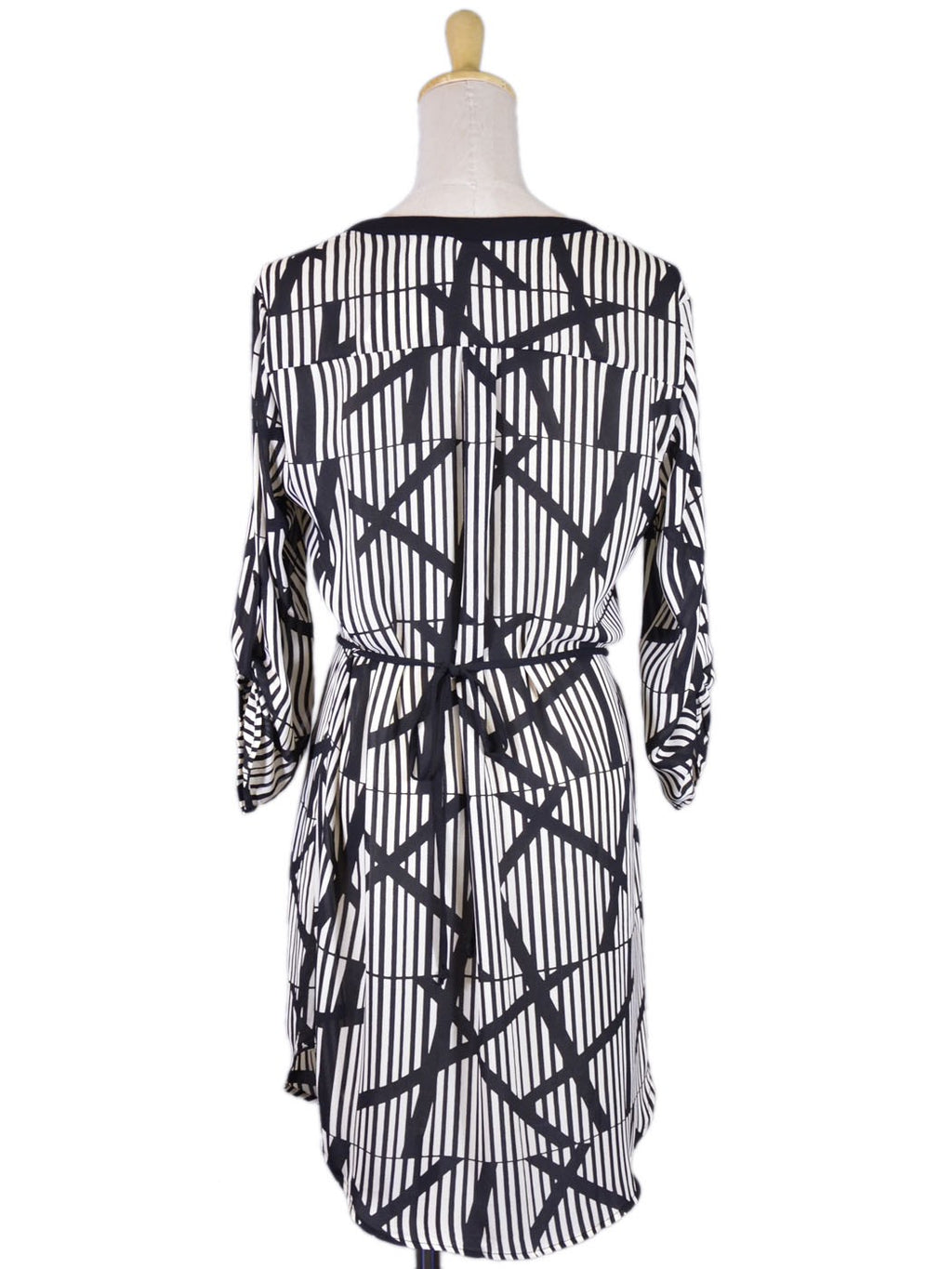 Vestido camisero con mangas en contraste en blanco y negro, abstracto y profesional, de estilo exuberante