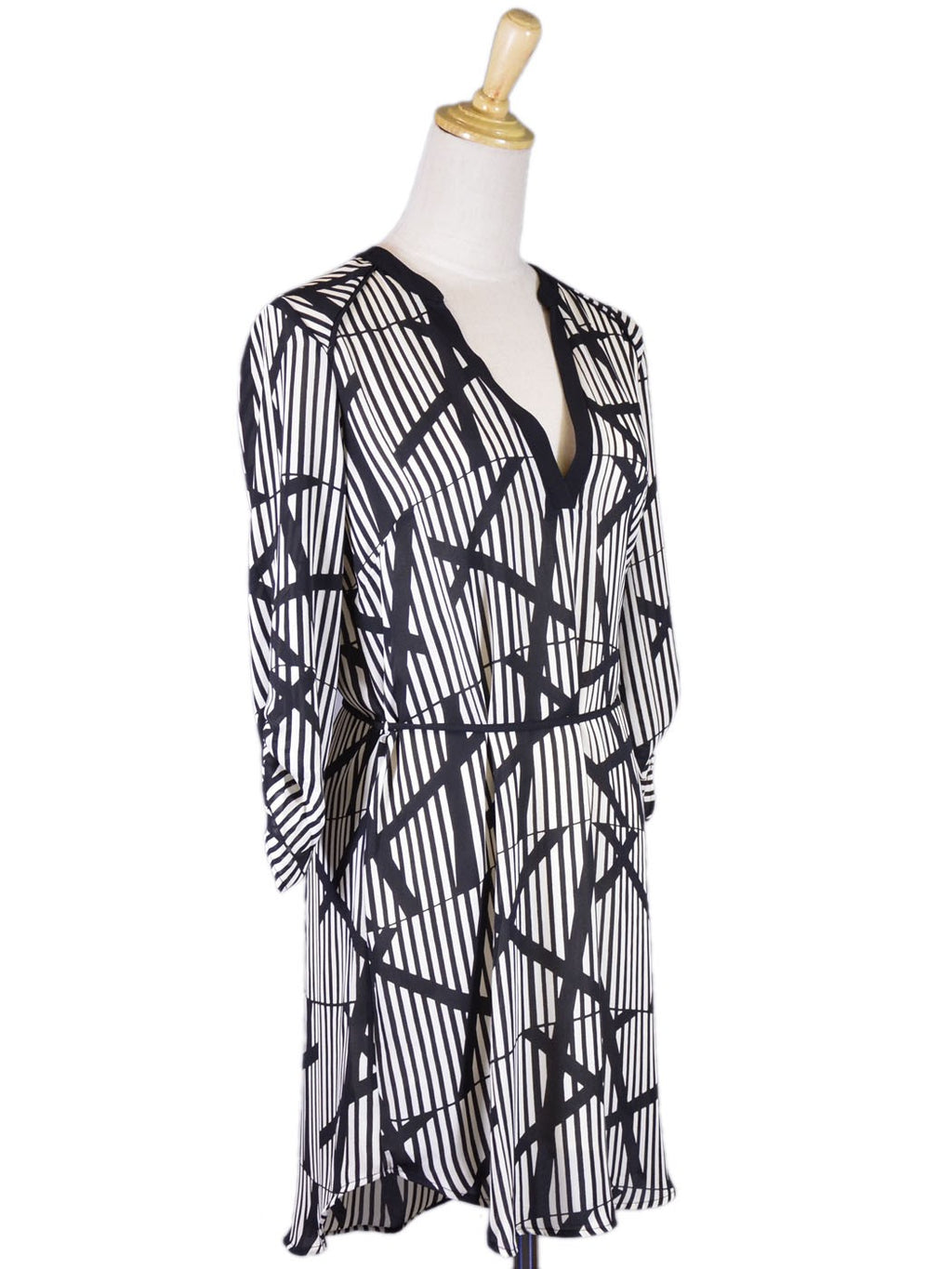 Vestido camisero con mangas en contraste en blanco y negro, abstracto y profesional, de estilo exuberante