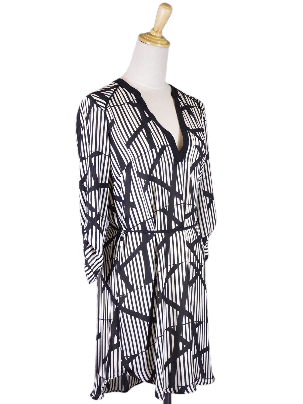 Vestido camisero con mangas en contraste en blanco y negro, abstracto y profesional, de estilo exuberante