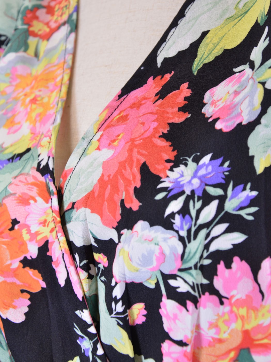 Mono tejido de manga larga con hombros acolchados y estampado floral impresionante de Uniq Beauteous