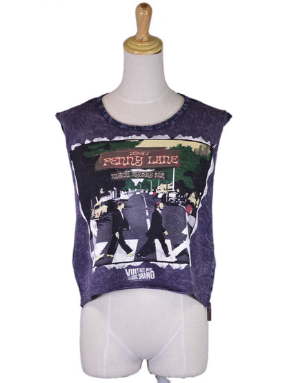 Camiseta azul oscuro con la portada del álbum de Penny Lane inspirada en el estilo vintage de The Classic Brand