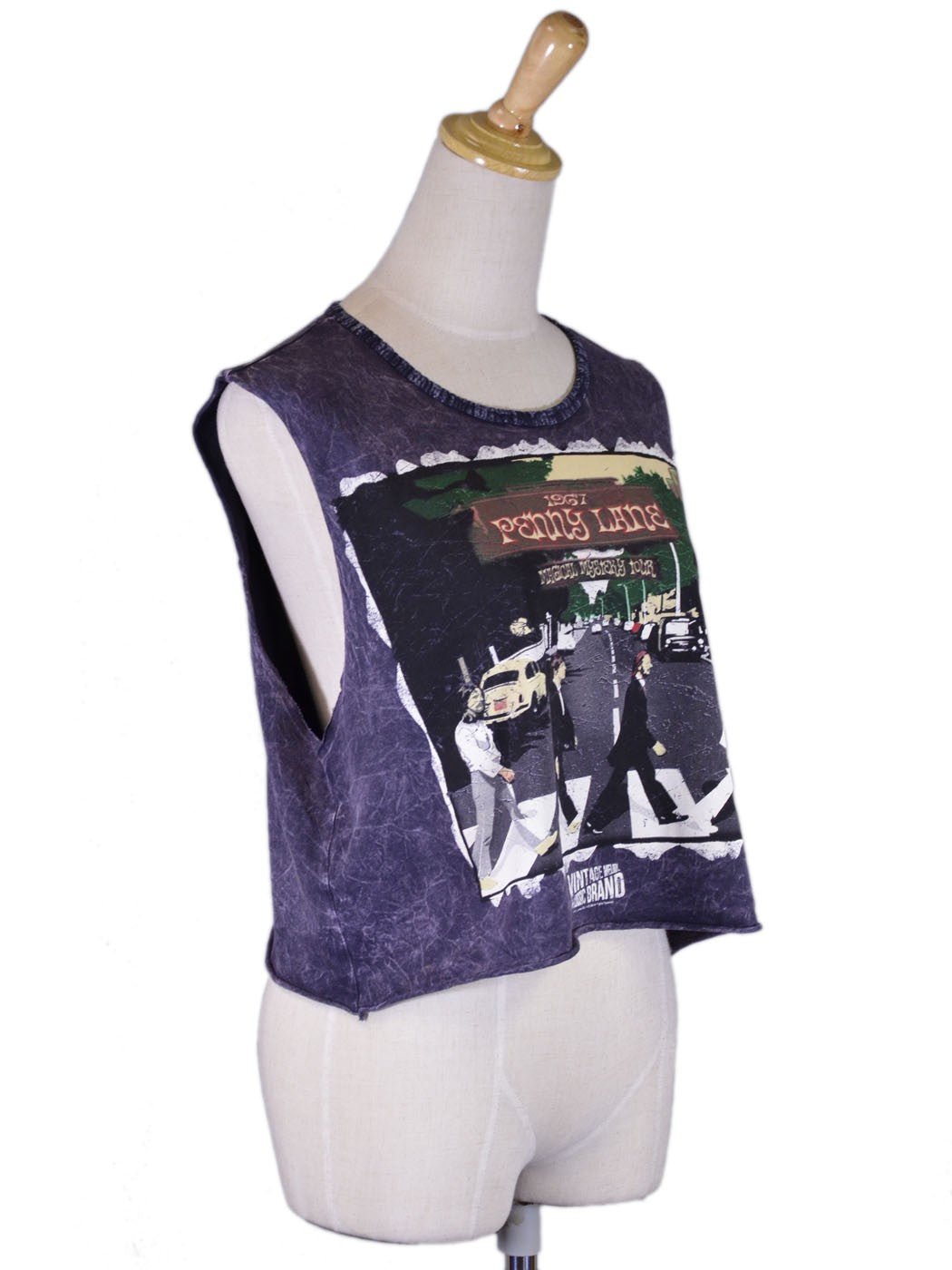 Camiseta azul oscuro con la portada del álbum de Penny Lane inspirada en el estilo vintage de The Classic Brand