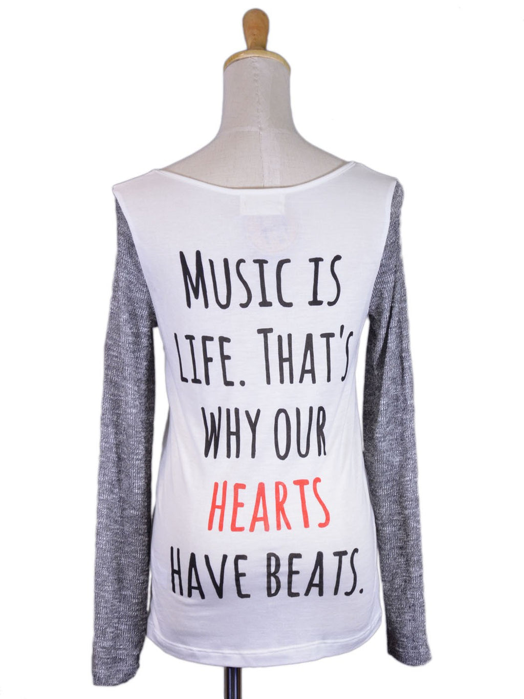 Top de punto clásico informal con mangas largas y mensaje en la espalda Our Hearts Have Beats