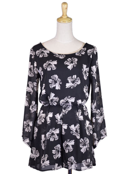 Mono de noche de gasa con mangas acampanadas y estampado floral en blanco y negro, muy agradable y exuberante