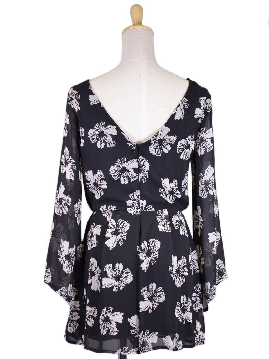 Mono de noche de gasa con mangas acampanadas y estampado floral en blanco y negro, muy agradable y exuberante