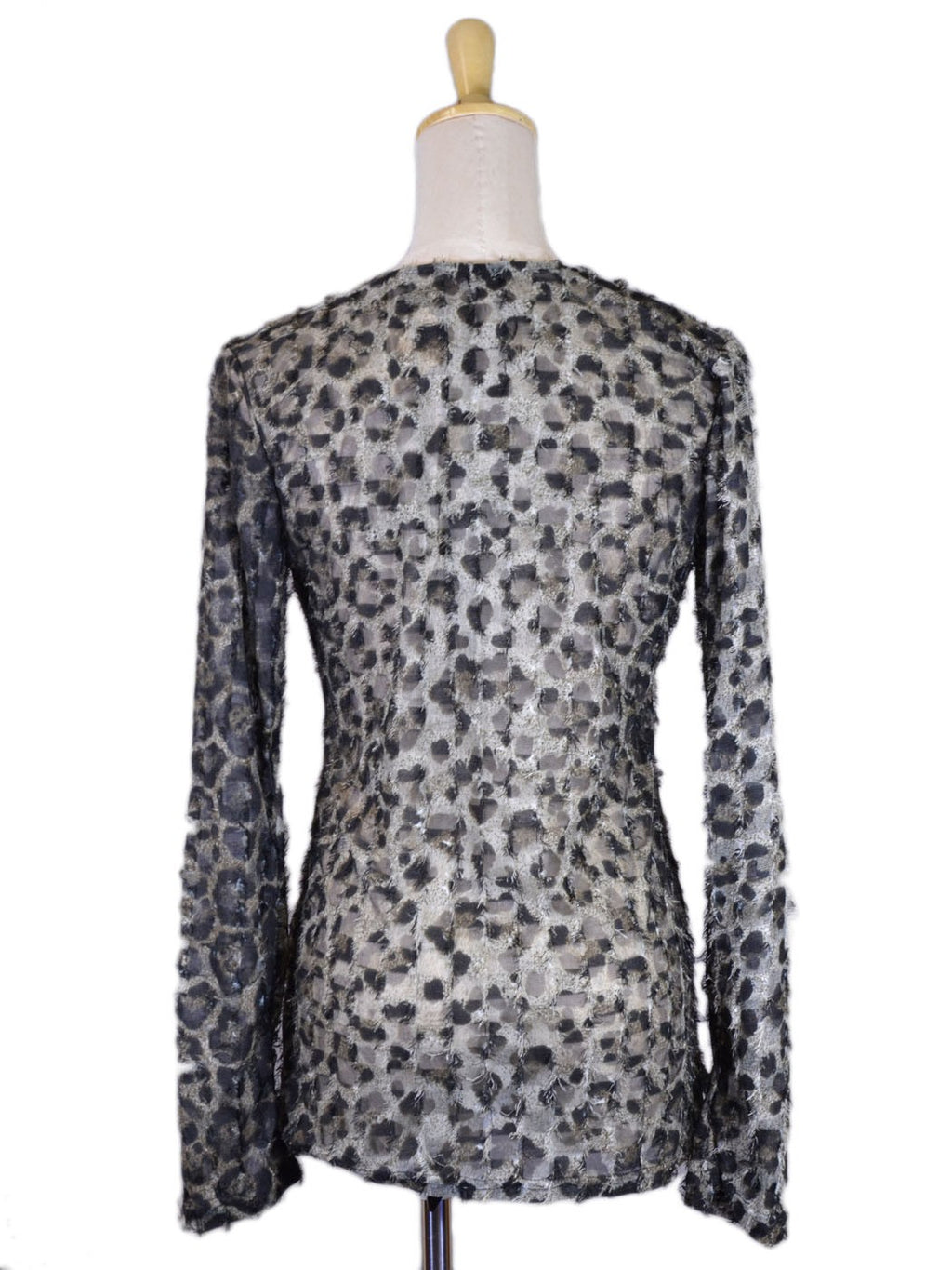 Top Uniq con escote brillante y mangas largas con estampado de malla animalística y tejido desgastado