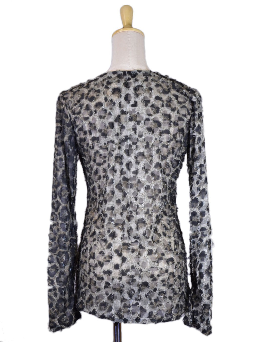 Top Uniq con escote brillante y mangas largas con estampado de malla animalística y tejido desgastado