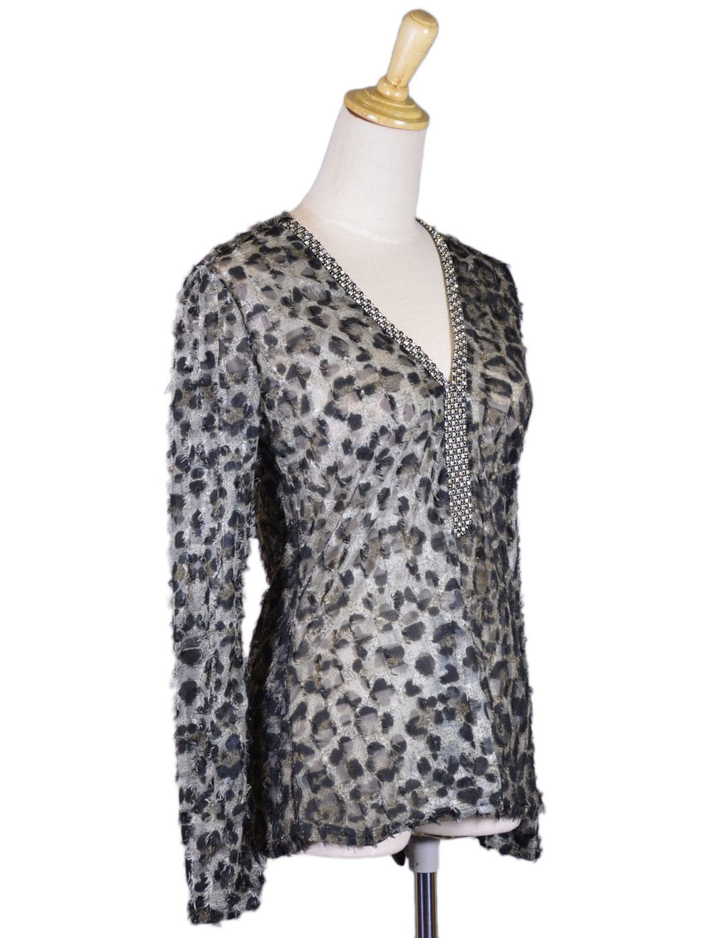 Top Uniq con escote brillante y mangas largas con estampado de malla animalística y tejido desgastado