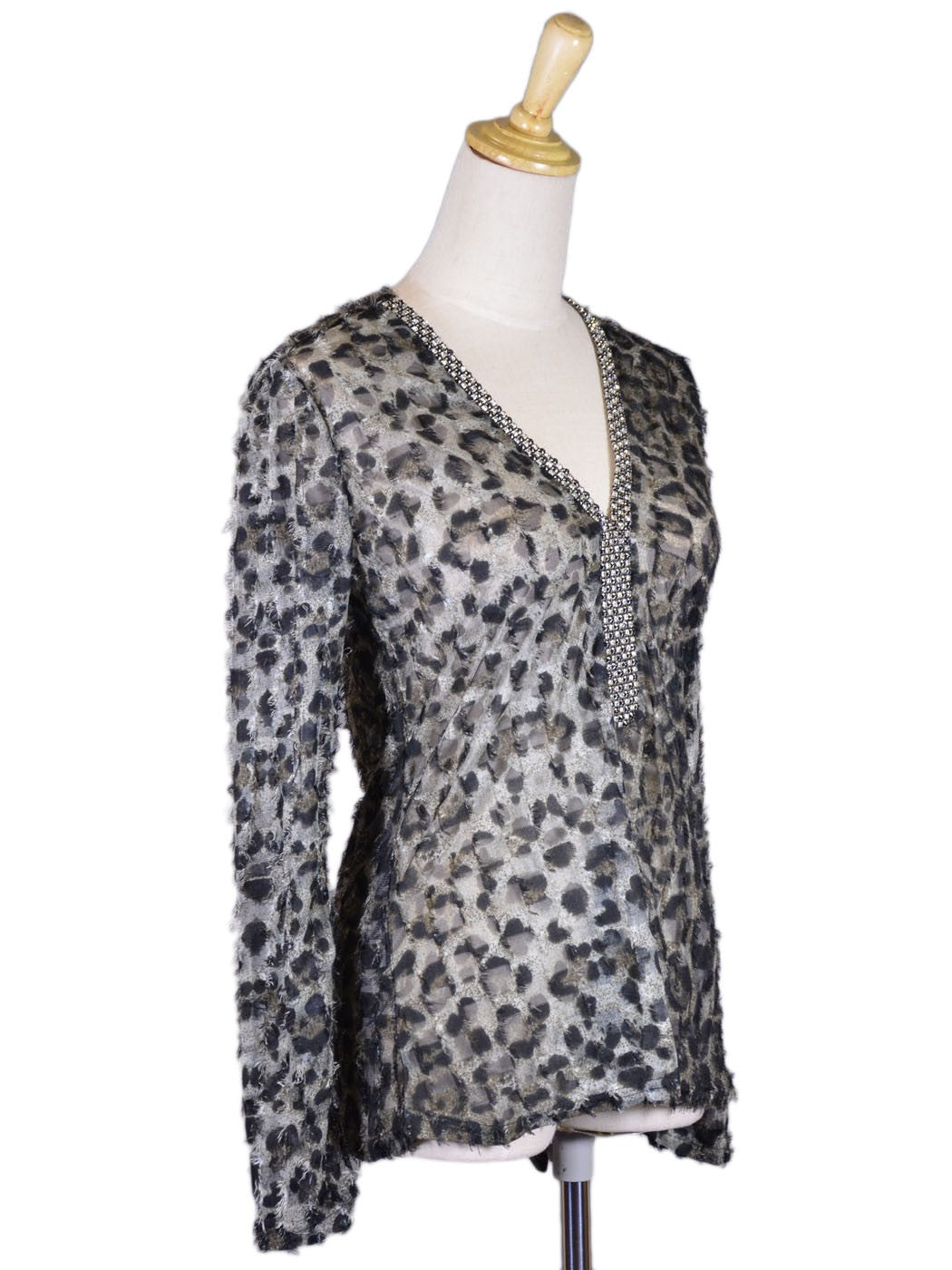 Top Uniq con escote brillante y mangas largas con estampado de malla animalística y tejido desgastado