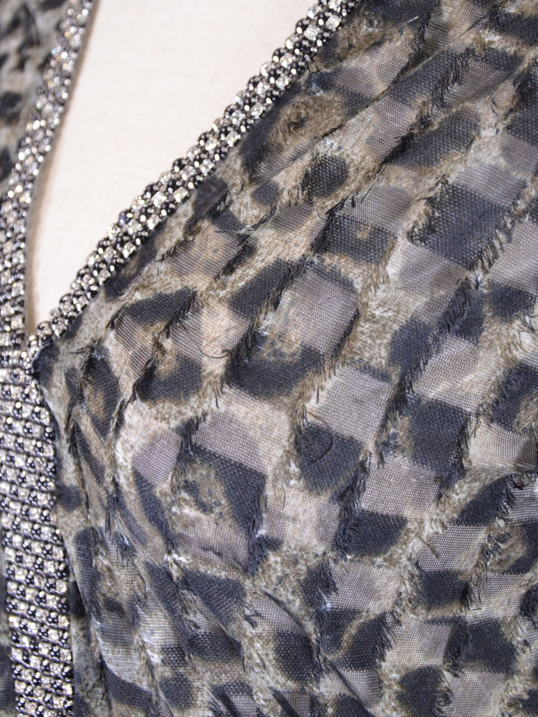 Top Uniq con escote brillante y mangas largas con estampado de malla animalística y tejido desgastado