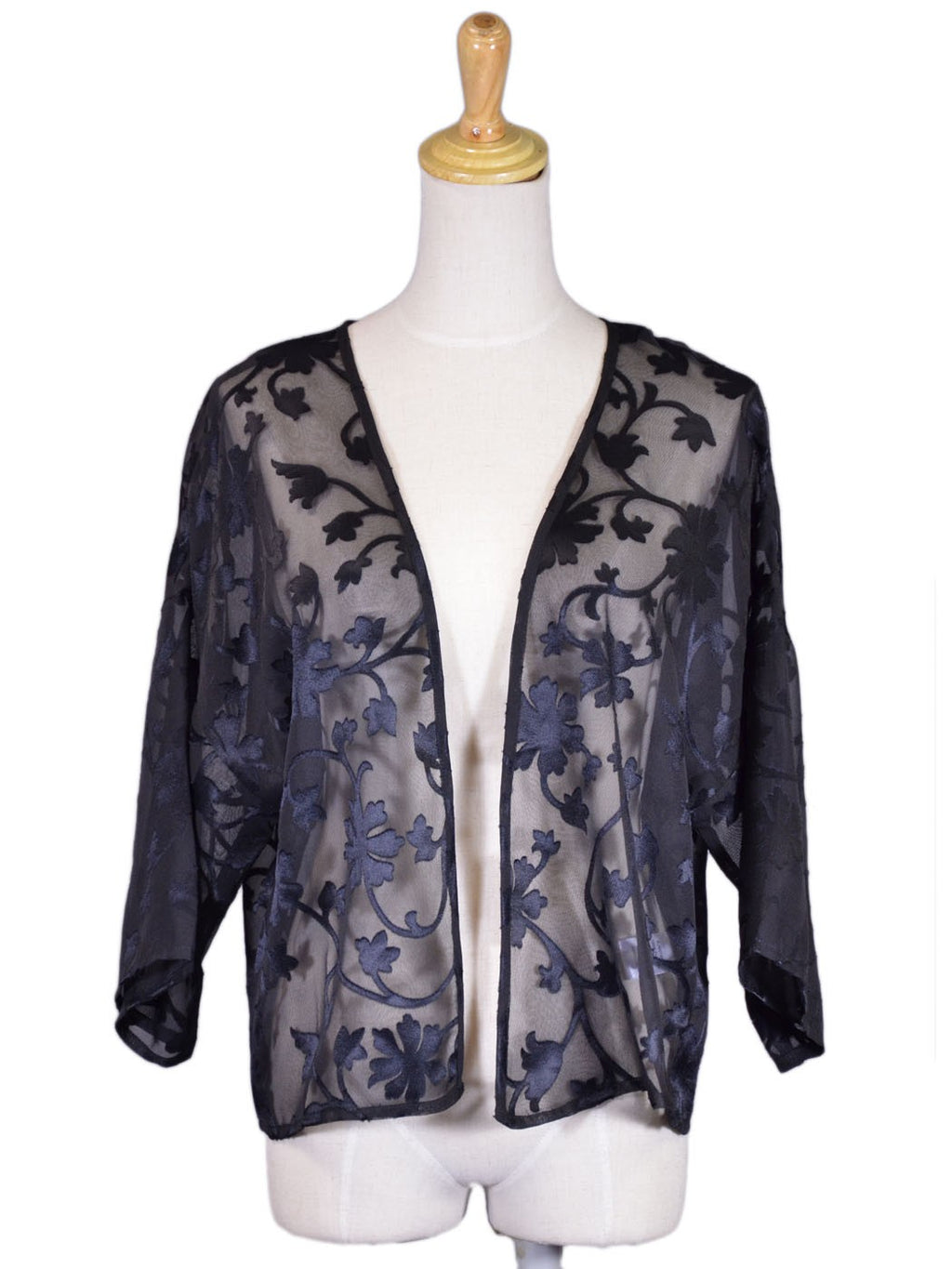 Chaqueta tipo kimono corta de red transparente con apliques de flores y hojas negras de la marca En Creme