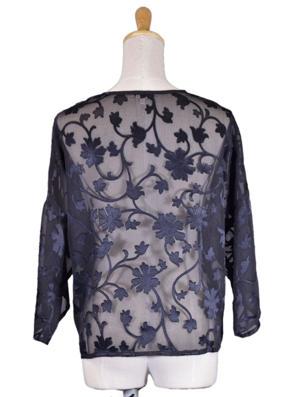 Chaqueta tipo kimono corta de red transparente con apliques de flores y hojas negras de la marca En Creme