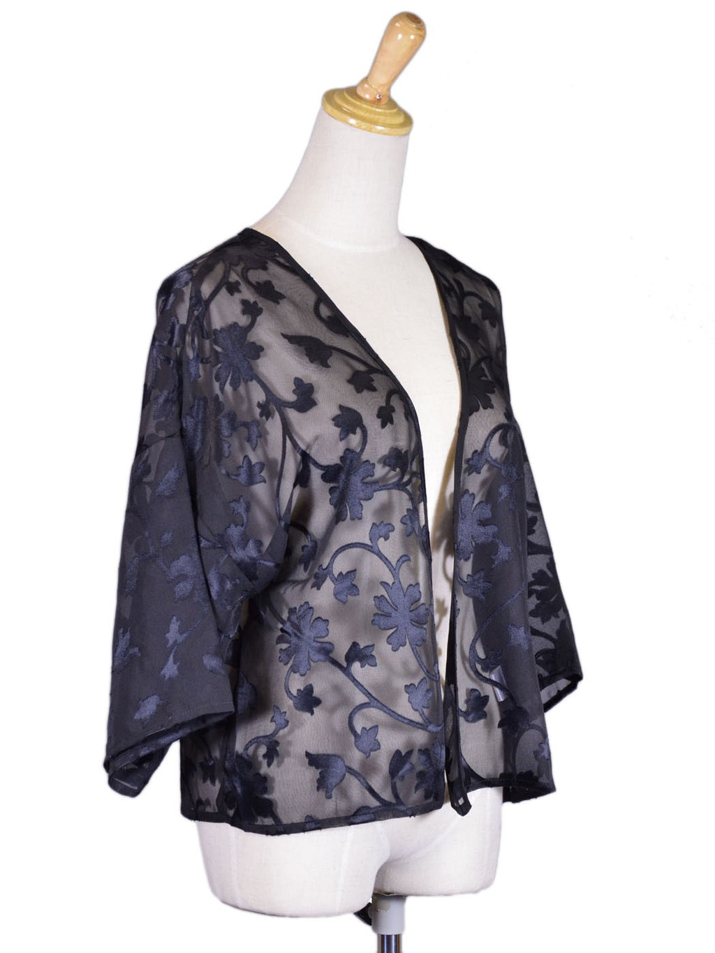 Chaqueta tipo kimono corta de red transparente con apliques de flores y hojas negras de la marca En Creme