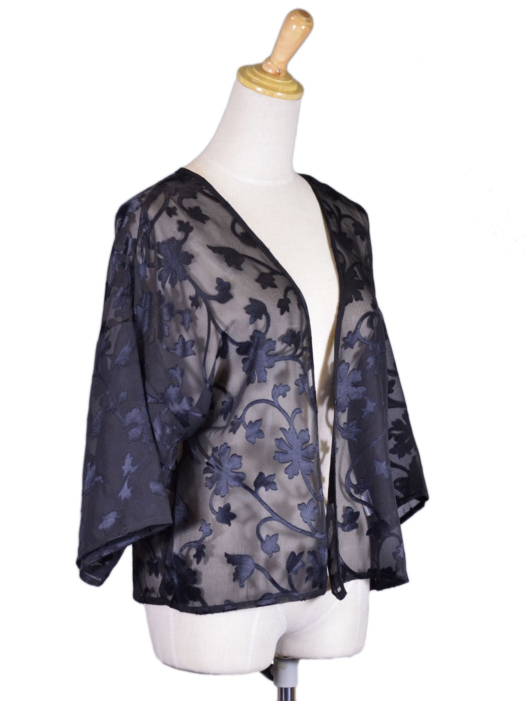 Chaqueta tipo kimono corta de red transparente con apliques de flores y hojas negras de la marca En Creme