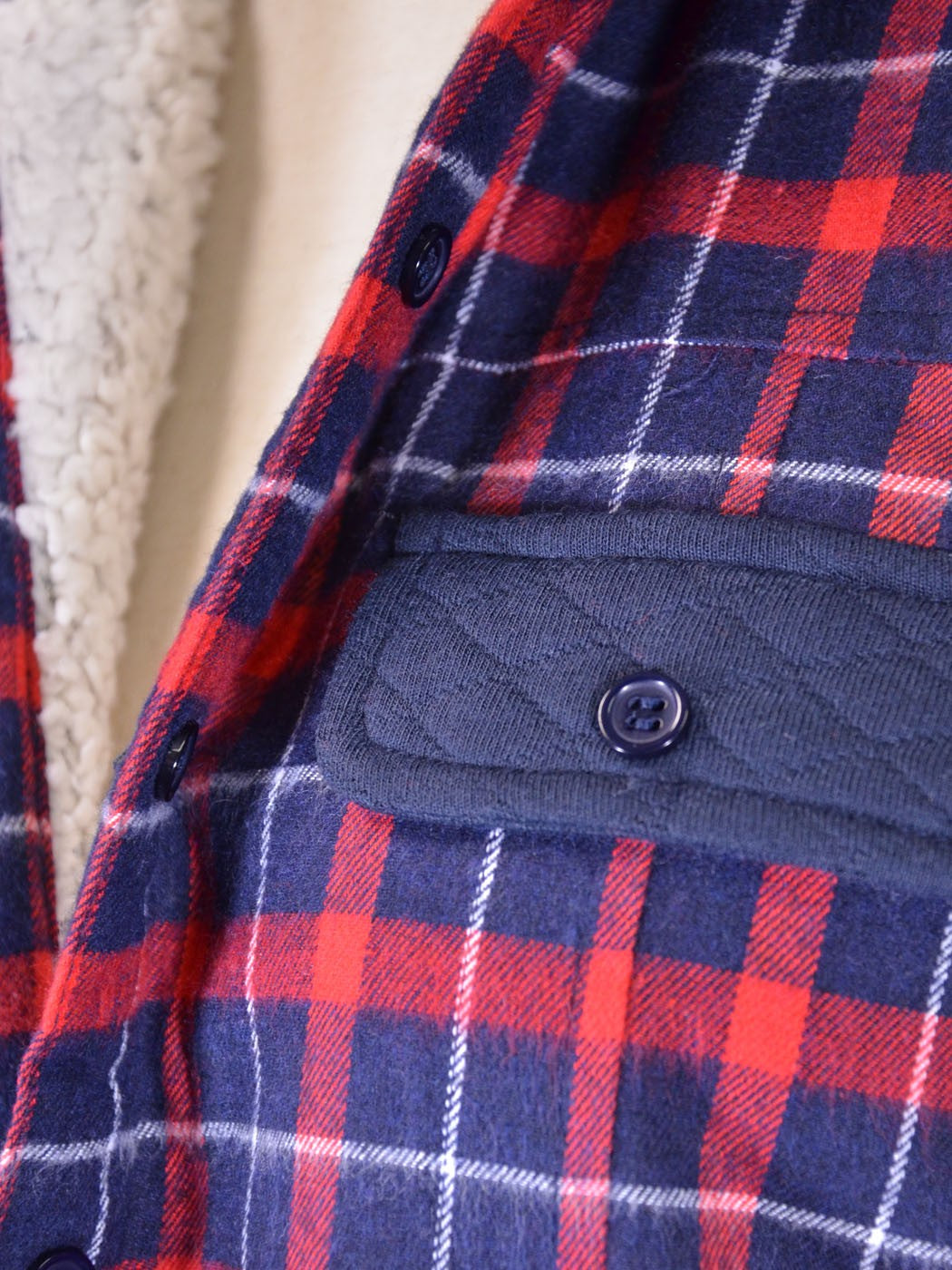 Chaqueta a cuadros con forro de piel sintética de oveja azul y roja de la marca En Creme