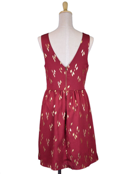 Vestido skater con espalda en V y estampado de hojas doradas metalizadas en rojo de Everly Brand