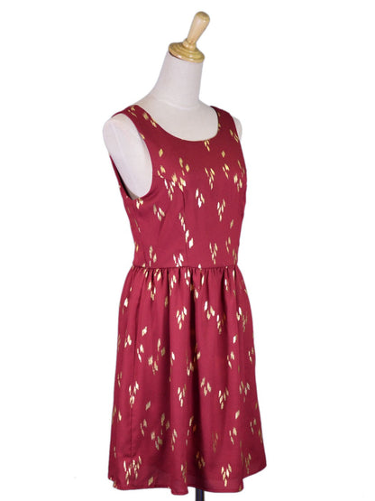 Vestido skater con espalda en V y estampado de hojas doradas metalizadas en rojo de Everly Brand
