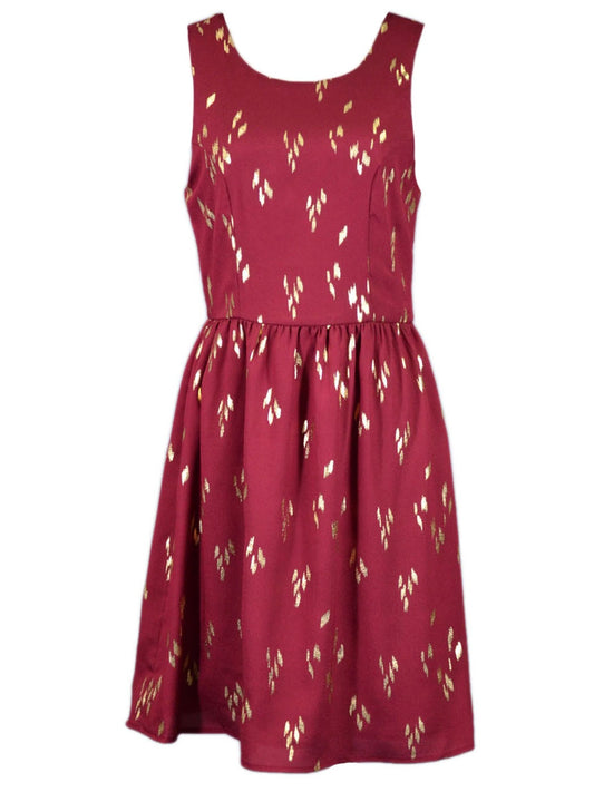 Vestido skater con espalda en V y estampado de hojas doradas metalizadas en rojo de Everly Brand