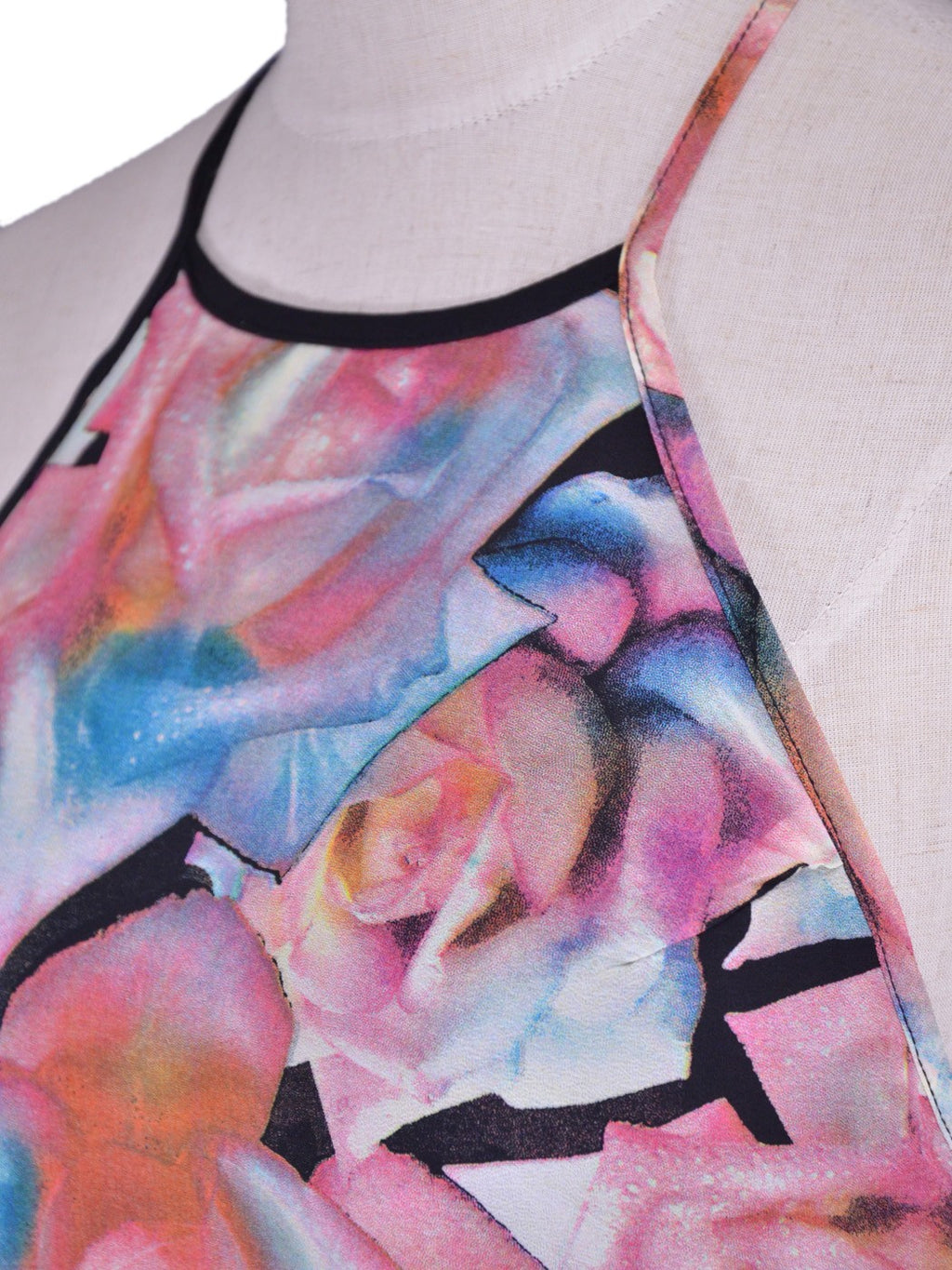 Vestido de gasa con espalda descubierta y cuello halter con rosas abstractas en color rosa y negro de la marca Cotton Candy
