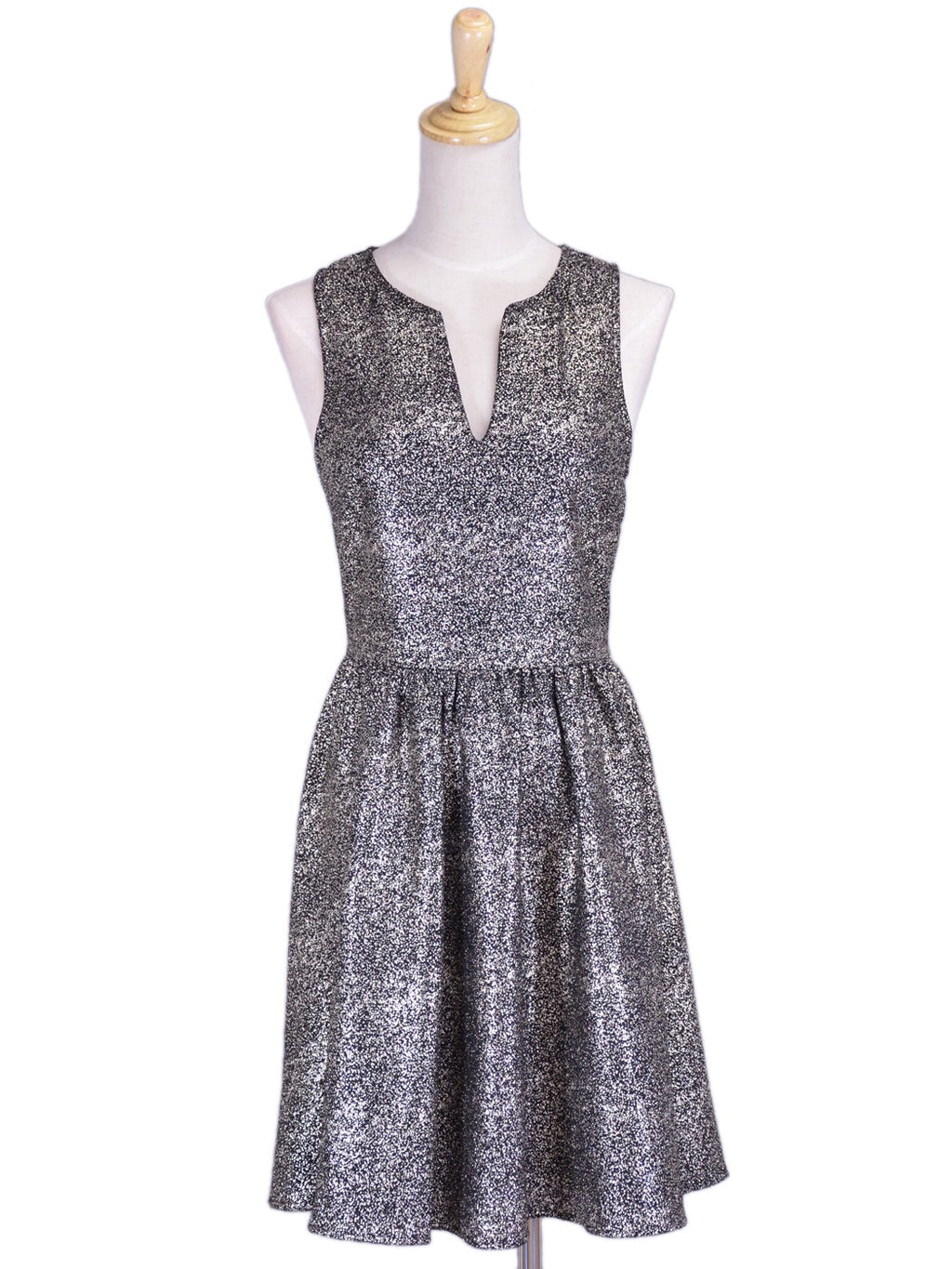 Vestido de fiesta con detalles recortados y brillo metálico dorado de Everly Brand