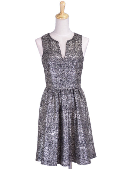Vestido de fiesta con detalles recortados y brillo metálico dorado de Everly Brand