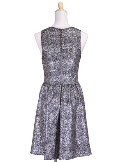 Vestido de fiesta con detalles recortados y brillo metálico dorado de Everly Brand