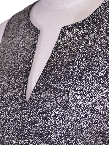 Vestido de fiesta con detalles recortados y brillo metálico dorado de Everly Brand